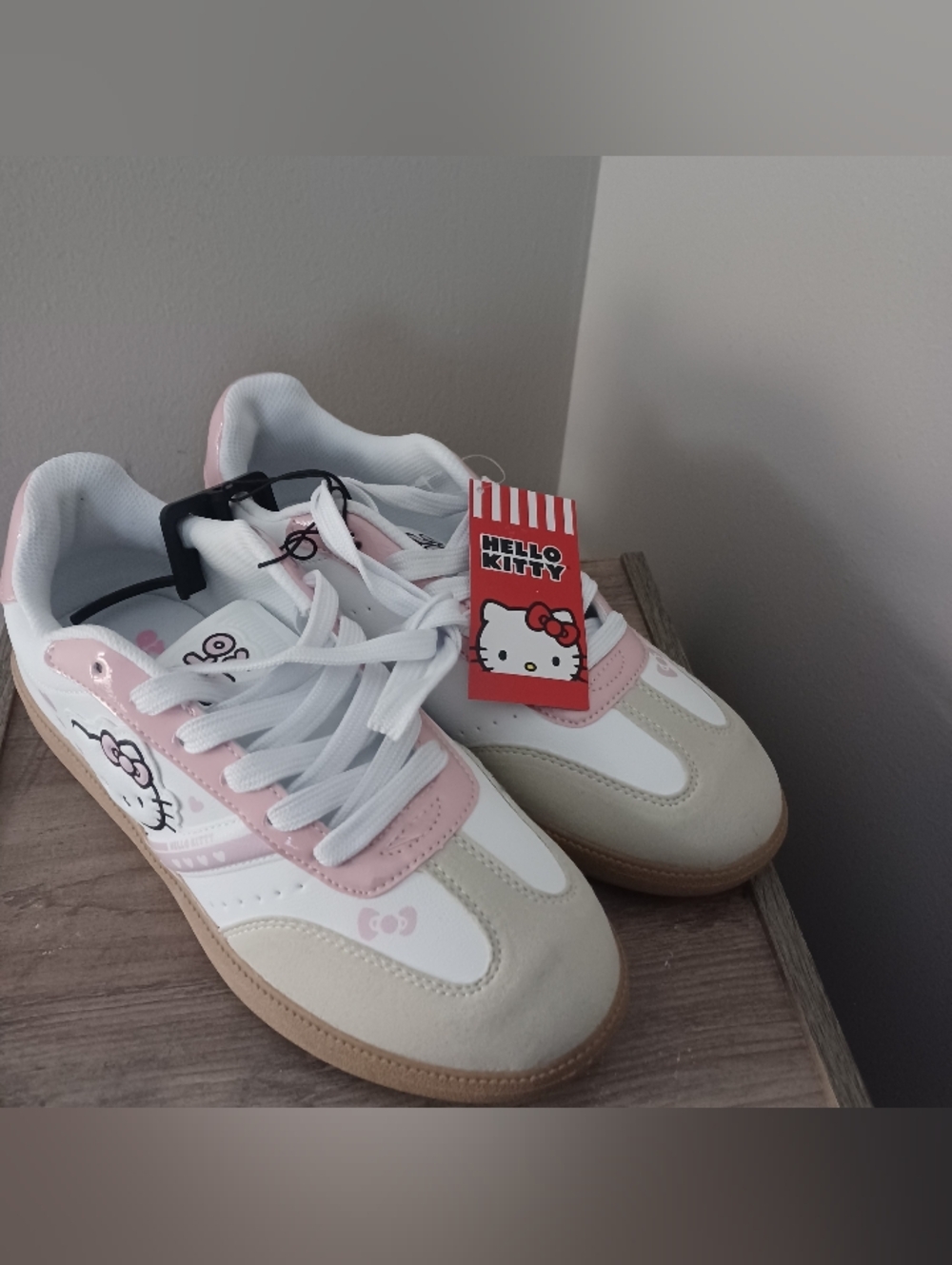 Hello Kitty Court Sneakers Sz 9